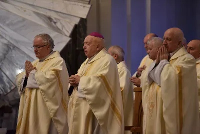 Uroczystej liturgii w uroczystość Objawienia Pańskiego w katedrze rzeszowskiej przewodniczył bp Jan Wątroba. W koncelebrze wziął udział bp Kazimierz Górny oraz kilkudziesięciu kapłanów. Szczególną intencją Eucharystii była modlitwa za bp. Kazimierza Górnego, obchodzącego 40. rocznicę sakry biskupiej oraz za bp. Edwarda Białogłowskiego, który święcenia biskupie przyjął 37 lat temu.
Na początku liturgii przedstawiciele parafii przekazali życzenia Biskupom Seniorom. Po odczytaniu Ewangelii, zgodnie z dawnym zwyczajem, wygłoszono Anuncjacę, czyli ogłoszenie dat Świąt Paschalnych i innych świąt ruchomych w bieżącym roku liturgicznym. Obrzęd ten ma na celu przypomnienie, że całe życie chrześcijanina i liturgia Kościoła, zmierzają ku najważniejszej tajemnicy, Paschy Chrystusa. Podczas liturgii, zgodnie ze świątecznym zwyczajem, pobłogosławiono kredę i kadzidło.
Na zakończenie Mszy św. bp Kazimierz Górny podziękował uczestnikom liturgii za wspólną modlitwę i przekazane życzenia. fot. ks. Jakub Oczkowicz