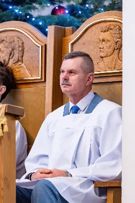 W niedzielę 11 stycznia 2026 r., na zakończenie rodzinnej Mszy Świętej o godz. 12.00, odbyło się uroczyste podsumowanie roku formacyjnego Liturgicznej Służby Ołtarza Katedry Rzeszowskiej.

Statuetkę Złotego Ministranta otrzymali Karol Kowalski oraz Dawid Pruchnicki.
Statuetkę Srebrnego Ministranta otrzymał Piotr Warzybok.
Statuetkę Brązowego Ministranta otrzymał Paweł Górka.

Wszystkim nagrodzonym serdecznie gratulujemy, a pozostałych ministrantów zachęcamy do dalszej, wytrwałej i gorliwej służby przy ołtarzu.

Serdecznie dziękujemy osobom i firmom wspierającym działalność Liturgicznej Służby Ołtarza:
– Państwu Jolancie i Sławomirowi Zawidlakom (Majstal – cięcie laserowe),
– Państwu Sylwii i Łukaszowi Kowalskim (drukowalscy.pl) za przygotowanie projektu i ufundowanie statuetek,
– Państwu Annie i Sławomirowi Wilkom (Matteo Travel – Biuro Podróży) za wsparcie finansowe, które umożliwia ministrantom nieodpłatne korzystanie z hali sportowej.

Wyrażamy wdzięczność wszystkim parafianom, którzy w uroczystość Objawienia Pańskiego zakupili „kadzidło”, wspierając w ten sposób Fundusz Ministrancki.

Dziękujemy przede wszystkim ks. Pawłowi Wójcikowi za codzienną troskę, opiekę i formację Liturgicznej Służby Ołtarza.

Zapraszamy wszystkich chłopców, którzy chcieliby dołączyć do grona Liturgicznej Służby Ołtarza. Służba przy ołtarzu to piękna droga pogłębiania wiary, nauki odpowiedzialności oraz współtworzenia piękna liturgii.

Fot. Joanna Prasoł