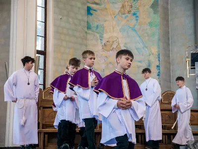 W V Niedzielę Wielkiego Postu, podczas Mszy Świętej o godz. 12:00, ks. Krzysztof Gołąbek – proboszcz naszej Katedry, przyjął do grona Liturgicznej Służby Ołtarza siedmiu nowych ministrantów.  Po odpowiednim przygotowaniu, pod czujnym okiem ks. Pawła Wójcika oraz animatorów Adama i Miłosza, chłopcy otrzymali stopień ministranta choralisty – po raz pierwszy założyli kołnierzyki i otrzymali legitymacje ministranckie. To wyjątkowy moment i ogromna radość dla naszej wspólnoty! Podczas Mszy Świętej zaśpiewała Dziewczęca Schola Katedralna. Serdecznie gratulujemy chłopcom odwagi oraz życzymy wytrwałości w tej pięknej służbie przy Ołtarzu Pana Jezusa. Jeśli chcesz dołączyć do grona ministrantów – serdecznie zapraszamy! Zainteresowanych prosimy o kontakt z ks. Pawłem Wójcikiem.
fot. Antoni Ważny