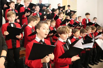 W niedzielę, 16 listopada, w Katedrze pw. Najświętszego Serca Pana Jezusa w Rzeszowie odbyła się uroczysta Msza Święta z okazji jubileuszu 40-lecia Katedralnego Chóru Chłopięco-Męskiego „Pueri Cantores Resovienses”. Eucharystii przewodniczył ks. Krzysztof Gołąbek, proboszcz Katedry.

Pod batutą Aleksandry Fiołek-Matuszewskiej oraz chórzysty Marcelego Kyca chór wykonał kilka utworów ze swojego repertuaru, wypełniając Katedrę pięknem muzyki sakralnej.

Wyjątkowym momentem było przyjęcie dziesięciu chłopców do grona chórzystów. W asyście prezesa chóru, Ryszarda Bieńka, młodzi śpiewacy złożyli uroczyste przyrzeczenie godnego reprezentowania chóru, Katedry Rzeszowskiej i miasta.

Radość przeżywały także dzieci przygotowujące się do I Komunii Świętej, które podczas Mszy Świętej otrzymały swoje pierwsze modlitewniki. W homilii ks. Julian Wybraniec, duszpasterz chóru z ramienia bpa Jana Wątroby, przypomniał o znaczeniu modlitewnika w życiu każdego chrześcijanina.

Przed nami kolejna uroczystość! Już 24 listopada o godz. 18.00 w Instytucie Teologiczno-Pastoralnym w Rzeszowie odbędzie się wyjątkowy koncert jubileuszowy. 

fot. Patrycja Pelczar Reszko