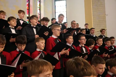 W drugi dzień oktawy Narodzenia Pańskiego o godz. 12.00 w Rzeszowskiej Katedrze została odprawiona uroczysta Eucharystia ku czci św. Szczepana, pierwszego męczennika oraz odbyło się spotkanie opłatkowe Katedralnego Chóru Chłopięco-Męskiego „Pueri Cantores Resovienses”. Eucharystii przewodniczył bp Edward Białogłowski – biskupa pomocniczy senior, a w koncelebrze uczestniczyli ks. Krzysztof Gołąbek – prepozyt kapituły katedralnej i proboszcz Katedry oraz ks. Paweł Matuszewski – notariusz rzeszowskiej Kurii. Kolędy podczas liturgii wykonał Katedralny Chór Chłopięco-Męski „Pueri Cantores Resovienses” pod dyrekcją pani Aleksandry Fiołek-Matuszewskiej. Po Eucharystii, w sali papieskiej odbyło się spotkanie opłatkowe katedralnego chóru. Życzenia błogosławieństwa Bożego od Nowonarodzonego Chrystusa złożył bp Edward Białogłowski. W tradycyjnym przełamaniu opłatkiem, oprócz koncelebrujących Mszę Świętą księży, uczestniczyli: pani Aleksandra Fiołek-Matuszewska – dyrygent chóru, pan Ryszard Bieniek – prezes chóru, ks. Julian Wybraniec, duszpasterz chóru z ramienia Biskupa Rzeszowskiego Jana Wątroby, członkowie zarządu chóru oraz rodzice chórzystów. Fot. Patrycja Pelczar Reszko