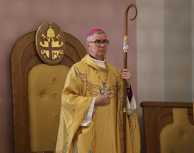 „Eucharystia powinna nas prowadzić do odkrycia kapłańskiej misji Ludu Bożego, kapłańskiej misji każdego z nas” – powiedział Biskup Rzeszowski podczas Mszy Wieczerzy Pańskiej, której przewodniczył w katedrze rzeszowskiej w Wielki Czwartek, 2 kwietnia 2026 r.

Podczas uroczystej liturgii Wielkiego Czwartku w katedrze rzeszowskiej, której przewodniczył bp Jan Wątroba, wierni zostali zaproszeni do refleksji nad tajemnicą Eucharystii, kapłaństwa oraz powołania całego Ludu Bożego do udziału w misji Chrystusa. Na zakończenie homilii biskup zachęcił do szczególnej modlitwy za kapłanów, zwłaszcza tych przeżywających trudności i kryzysy. „Panie Jezu, dobry pasterzu i towarzyszu wędrówki, dziś powierzamy Ci wszystkich kapłanów, ale zwłaszcza tych, którzy przechodzą chwilę kryzysu” – powiedział Biskup Rzeszowski. Wezwał także wspólnotę wiernych do troski o kapłanów poprzez modlitwę, życzliwość i wsparcie.

Wielkoczwartkowa liturgia w katedrze rzeszowskiej stała się nie tylko dziękczynieniem za dar Eucharystii i kapłaństwa, ale także wezwaniem do odnowienia świadomości odpowiedzialności każdego wiernego za życie Kościoła i świadectwo wiary w świecie. fot. ks. Jakub Oczkowicz