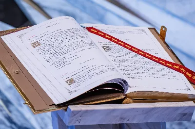 W wigilię uroczystości Bożego Narodzenia w rzeszowskiej katedrze została odprawiona tzw. Msza pasterzy, popularnie zwana „Pasterką”. Uroczystej Eucharystii na rozpoczęcie liturgicznego okresu Bożego Narodzenia przewodniczył bp Jan Wątroba, Pasterz Diecezji Rzeszowskiej. Po procesji wejścia, ks. Krzysztof Gołąbek, proboszcz parafii katedralnej, złożył figurkę Dzieciątka Jezus w symbolicznym żłóbku. Liturgia Słowa podkreślała radość z narodzenia oczekiwanego Mesjasza: „Dziś się narodził Chrystus Pan, Zbawiciel”. Homilię wygłosił bp Jan Wątroba. Na zakończenie uroczystej Eucharystii ks. Krzysztof Gołąbek złożył świąteczne życzenia wszystkim obecnym w katedrze oraz radiosłuchaczom Katolickiego Radia VIA. fot. Joanna Prasoł