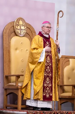W wigilię uroczystości Bożego Narodzenia w rzeszowskiej katedrze została odprawiona tzw. Msza pasterzy, popularnie zwana „Pasterką”. Uroczystej Eucharystii na rozpoczęcie liturgicznego okresu Bożego Narodzenia przewodniczył bp Jan Wątroba, Pasterz Diecezji Rzeszowskiej. Po procesji wejścia, ks. Krzysztof Gołąbek, proboszcz parafii katedralnej, złożył figurkę Dzieciątka Jezus w symbolicznym żłóbku. Liturgia Słowa podkreślała radość z narodzenia oczekiwanego Mesjasza: „Dziś się narodził Chrystus Pan, Zbawiciel”. Homilię wygłosił bp Jan Wątroba. Na zakończenie uroczystej Eucharystii ks. Krzysztof Gołąbek złożył świąteczne życzenia wszystkim obecnym w katedrze oraz radiosłuchaczom Katolickiego Radia VIA. fot. Joanna Prasoł