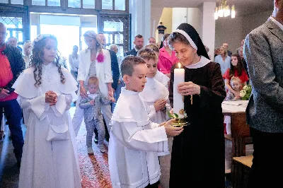 Maj to dla wielu najpiękniejszy miesiąc w roku. W liturgii Kościoła szczególnie wtedy czcimy Maryję oraz radujemy się ze Zmartwychwstania Pańskiego.
W niedzielę 12 maja w naszej Katedrze dzieci z klas III doświadczyły równie wielkiej radości po raz pierwszy w pełni uczestnicząc we Mszy Świętej. To niezwykłe spotkanie z Chrystusem w Komunii Świętej zostało poprzedzone przygotowaniem poprzez katechezy w szkole i spotkania w parafii, a także spowiedzią.
Poprzez niedzielną Eucharystie o godz. 12.00 celebrowaną przez ks. Krzysztofa Gołąbka, proboszcza naszej Katedry, 78 dzieci rozpoczęło wielką przygodę z Jezusem ukrytym w Najświętszym Sakramencie. Towarzyszyli im rodzice, którzy wraz ze swoimi dziećmi przygotowywali się do tego wydarzenia, a także najbliższa rodzina. Posługę w liturgii Mszy Świętej pełniły dzieci pierwszokomunijne oraz ich rodzice.
Wielka radość serc dzieci komunijnych promieniowała na wszystkich uczestników Mszy Świętej i przypominała zebranym na liturgii, że spotkanie z Jezusem Eucharystycznym to przywilej i wielkie szczęście. Czas tej wielkiej radości został przedłużony przez „Biały Tydzień”, w którym dzieci uczestniczyły w wieczornej Eucharystii, przyjmując Jezusa do swoich serc. 
Wszystkim dzieciom, które w tym roku przeżywały swoją Pierwszą Komunię Świętą, życzymy, aby nie gasł w nich zapał do poznawania Jezusa i Jego nauki, a radość, jaka towarzyszyła tym dniom, była nieodłączną towarzyszką ich spotkań z Jezusem w Eucharystii. A s. Julicie i ks. Julianowi dziękujemy za serce włożone w przygotowanie dzieci do tego wielkiego wydarzenia.
 
fot. Fotografia-64 Wacław Patro