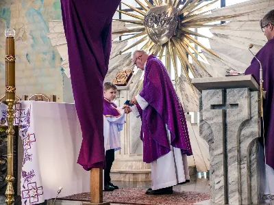 W V Niedzielę Wielkiego Postu, podczas Mszy Świętej o godz. 12:00, ks. Krzysztof Gołąbek – proboszcz naszej Katedry, przyjął do grona Liturgicznej Służby Ołtarza siedmiu nowych ministrantów.  Po odpowiednim przygotowaniu, pod czujnym okiem ks. Pawła Wójcika oraz animatorów Adama i Miłosza, chłopcy otrzymali stopień ministranta choralisty – po raz pierwszy założyli kołnierzyki i otrzymali legitymacje ministranckie. To wyjątkowy moment i ogromna radość dla naszej wspólnoty! Podczas Mszy Świętej zaśpiewała Dziewczęca Schola Katedralna. Serdecznie gratulujemy chłopcom odwagi oraz życzymy wytrwałości w tej pięknej służbie przy Ołtarzu Pana Jezusa. Jeśli chcesz dołączyć do grona ministrantów – serdecznie zapraszamy! Zainteresowanych prosimy o kontakt z ks. Pawłem Wójcikiem.
fot. Antoni Ważny