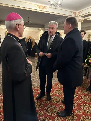 W liturgiczne wspomnienie św. Jana Apostoła (27.12.) w katedrze rzeszowskiej celebrowano Eucharystię, której przewodniczył bp Jan Wątroba. Mszę św. koncelebrował bp Edward Białogłowski, a także ok. 60 kapłanów, którzy wraz z przedstawicielami wspólnot, stowarzyszeń i instytucji modlili się w intencji Biskupa Rzeszowskiego z okazji jego imienin. Homilię wygłosił ks. Tomasz Nowak, proboszcz parafii pw. Świętego Krzyża w Rzeszowie, który pełni również funkcję dziekana dekanatu Rzeszów-Fara oraz wicedyrektora Katolickiego Radia Via. Na zakończenie Mszy św. bp Jan Wątroba podziękował za modlitwę i życzenia.