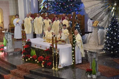 „Jesteśmy pielgrzymami do wiecznej ojczyzny. Pielgrzymka jest symbolem i ilustracją ludzkiego życia na ziemi i kondycji człowieka. Pielgrzym zaś to jedno z najpiękniejszych imion, jakie historia nadała człowiekowi” – mówił bp Jan Wątroba w katedrze rzeszowskiej podczas diecezjalnej inauguracji Roku Jubileuszowego 2025.
Uroczystości rozpoczęły się w kościele akademickim pw. św. Jadwigi Królowej w Rzeszowie. Tam odczytano fragment bulli „Spes non confundit”, a następnie procesja z Krzyżem jubileuszowym, ulicami miasta, dotarła do kościoła katedralnego.
Po dotarciu do katedry, przed głównym wejściem, wiernym obecnym na placu ukazano krzyż i odśpiewano hymn Roku Jubileuszowego 2025.
Kolejnym ważnym momentem liturgii było błogosławieństwo wody w chrzcielnicy, którą pokropiono wiernych uczestniczących we Mszy św.
Eucharystii przewodniczył bp Jan Wątroba, zaś w koncelebrze uczestniczyli bp Edward Białogłowski, bp Kazimierz Górny oraz ok. 50 kapłanów.
Homilię wygłosił bp Jan Wątroba. Po zakończeniu Mszy św. przedstawiciele 25 wspólnot parafialnych z rąk bp. Jana Wątroby odebrali świece jubileuszowe, a także dekrety ustanawiające kościoły jubileuszowe w diecezji rzeszowskiej. Podczas Mszy Swiętej śpiewał Katedralny Chór Chłopięco-Męski „Pueri Cantores Resovienses”.
Fot. ks. Jakub Oczkowicz

