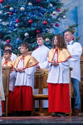 W niedzielę 11 stycznia 2026 r., na zakończenie rodzinnej Mszy Świętej o godz. 12.00, odbyło się uroczyste podsumowanie roku formacyjnego Liturgicznej Służby Ołtarza Katedry Rzeszowskiej.

Statuetkę Złotego Ministranta otrzymali Karol Kowalski oraz Dawid Pruchnicki.
Statuetkę Srebrnego Ministranta otrzymał Piotr Warzybok.
Statuetkę Brązowego Ministranta otrzymał Paweł Górka.

Wszystkim nagrodzonym serdecznie gratulujemy, a pozostałych ministrantów zachęcamy do dalszej, wytrwałej i gorliwej służby przy ołtarzu.

Serdecznie dziękujemy osobom i firmom wspierającym działalność Liturgicznej Służby Ołtarza:
– Państwu Jolancie i Sławomirowi Zawidlakom (Majstal – cięcie laserowe),
– Państwu Sylwii i Łukaszowi Kowalskim (drukowalscy.pl) za przygotowanie projektu i ufundowanie statuetek,
– Państwu Annie i Sławomirowi Wilkom (Matteo Travel – Biuro Podróży) za wsparcie finansowe, które umożliwia ministrantom nieodpłatne korzystanie z hali sportowej.

Wyrażamy wdzięczność wszystkim parafianom, którzy w uroczystość Objawienia Pańskiego zakupili „kadzidło”, wspierając w ten sposób Fundusz Ministrancki.

Dziękujemy przede wszystkim ks. Pawłowi Wójcikowi za codzienną troskę, opiekę i formację Liturgicznej Służby Ołtarza.

Zapraszamy wszystkich chłopców, którzy chcieliby dołączyć do grona Liturgicznej Służby Ołtarza. Służba przy ołtarzu to piękna droga pogłębiania wiary, nauki odpowiedzialności oraz współtworzenia piękna liturgii.

Fot. Joanna Prasoł
