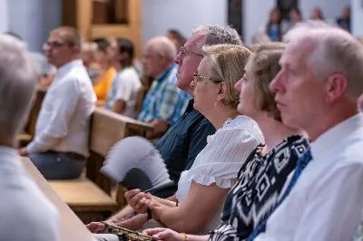 Znakomity, pełen wirtuozowskiego blasku i wielobarwny recital niemieckiego organisty Ulferta Smidta z Hannoveru zakończył w minioną niedzielę w naszej Katedrze tegoroczną edycję Podkarpackiego Festiwalu Organowego. W upalny wieczór publiczność dopisała jak zawsze niezawodnie, dając się prowadzić naszemu Gościowi przez meandry muzyki różnych stylów i epok. Gospodarzami tej muzycznej uczty byli: proboszcz katedry ks. kanonik Krzysztof Gołąbek oraz Agnieszka Radwan-Stefańska, prezes naszej Fundacji, organizatora Festiwalu. Fot. Joanna Prasoł Fundacja Promocji Kultury i Sztuki ARS PRO ARTE