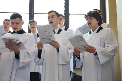 „Eucharystia powinna nas prowadzić do odkrycia kapłańskiej misji Ludu Bożego, kapłańskiej misji każdego z nas” – powiedział Biskup Rzeszowski podczas Mszy Wieczerzy Pańskiej, której przewodniczył w katedrze rzeszowskiej w Wielki Czwartek, 2 kwietnia 2026 r.

Podczas uroczystej liturgii Wielkiego Czwartku w katedrze rzeszowskiej, której przewodniczył bp Jan Wątroba, wierni zostali zaproszeni do refleksji nad tajemnicą Eucharystii, kapłaństwa oraz powołania całego Ludu Bożego do udziału w misji Chrystusa. Na zakończenie homilii biskup zachęcił do szczególnej modlitwy za kapłanów, zwłaszcza tych przeżywających trudności i kryzysy. „Panie Jezu, dobry pasterzu i towarzyszu wędrówki, dziś powierzamy Ci wszystkich kapłanów, ale zwłaszcza tych, którzy przechodzą chwilę kryzysu” – powiedział Biskup Rzeszowski. Wezwał także wspólnotę wiernych do troski o kapłanów poprzez modlitwę, życzliwość i wsparcie.

Wielkoczwartkowa liturgia w katedrze rzeszowskiej stała się nie tylko dziękczynieniem za dar Eucharystii i kapłaństwa, ale także wezwaniem do odnowienia świadomości odpowiedzialności każdego wiernego za życie Kościoła i świadectwo wiary w świecie. fot. ks. Jakub Oczkowicz