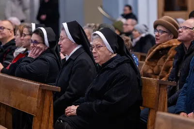 W wigilię uroczystości Bożego Narodzenia w rzeszowskiej katedrze została odprawiona tzw. Msza pasterzy, popularnie zwana „Pasterką”. Uroczystej Eucharystii na rozpoczęcie liturgicznego okresu Bożego Narodzenia przewodniczył bp Jan Wątroba, Pasterz Diecezji Rzeszowskiej. Po procesji wejścia, ks. Krzysztof Gołąbek, proboszcz parafii katedralnej, złożył figurkę Dzieciątka Jezus w symbolicznym żłóbku. Liturgia Słowa podkreślała radość z narodzenia oczekiwanego Mesjasza: „Dziś się narodził Chrystus Pan, Zbawiciel”. Homilię wygłosił bp Jan Wątroba. Na zakończenie uroczystej Eucharystii ks. Krzysztof Gołąbek złożył świąteczne życzenia wszystkim obecnym w katedrze oraz radiosłuchaczom Katolickiego Radia VIA. fot. Joanna Prasoł