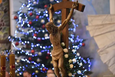 Uroczystej liturgii w uroczystość Objawienia Pańskiego w katedrze rzeszowskiej przewodniczył bp Jan Wątroba. W koncelebrze wziął udział bp Kazimierz Górny oraz kilkudziesięciu kapłanów. Szczególną intencją Eucharystii była modlitwa za bp. Kazimierza Górnego, obchodzącego 40. rocznicę sakry biskupiej oraz za bp. Edwarda Białogłowskiego, który święcenia biskupie przyjął 37 lat temu.
Na początku liturgii przedstawiciele parafii przekazali życzenia Biskupom Seniorom. Po odczytaniu Ewangelii, zgodnie z dawnym zwyczajem, wygłoszono Anuncjacę, czyli ogłoszenie dat Świąt Paschalnych i innych świąt ruchomych w bieżącym roku liturgicznym. Obrzęd ten ma na celu przypomnienie, że całe życie chrześcijanina i liturgia Kościoła, zmierzają ku najważniejszej tajemnicy, Paschy Chrystusa. Podczas liturgii, zgodnie ze świątecznym zwyczajem, pobłogosławiono kredę i kadzidło.
Na zakończenie Mszy św. bp Kazimierz Górny podziękował uczestnikom liturgii za wspólną modlitwę i przekazane życzenia. fot. ks. Jakub Oczkowicz