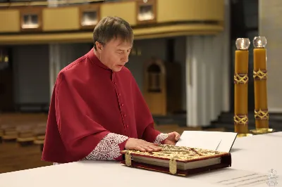 We wtorek 24 marca, w Katedrze Rzeszowskiej o godz. 19.00 podczas I Nieszporów Uroczystości Zwiastowania Pańskiego odbył się obrzęd wprowadzenia nowych kanoników Kapituły Katedralnej w Rzeszowie. Liturgii Nieszporów przewodniczył ks. Krzysztof Gołąbek, proboszcz Katedry i prepozyt Kapituły Katedralnej. Do grona kanoników katedralnych dołączyli: ks. dr Stanisław Kamiński, Wikariusz Biskupi ds. Życia Konsekrowanego oraz proboszcz parafii św. Józefa w Głogowie Małopolskim, ks. Jacek Szczęch, proboszcz parafii Matki Bożej Nieustającej Pomocy i św. Floriana w Rzeszowie oraz wykładowca w Instytucie Wyższych Studiów Teologicznych w Rzeszowie, ks. dr Lucjan Dyka, proboszcz parafii pw. św. Józefa Sebastiana Pelczara w Rzeszowie oraz wykładowca w Diecezjalnym Studium Organistowskim w Rzeszowie, ks. dr Piotr Potyrała, Dyrektor Caritas Diecezji Rzeszowskiej. fot. ks. Jakub Oczkowicz