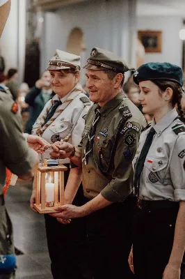 W niedzielę, 15 grudnia 2024 r. Betlejemskie Światło Pokoju dotarło na Podkarpacie. Uroczysta inauguracja sztafety płomienia pochodzącego z miejsca narodzenia Pana Jezusa, miała miejsce w katedrze rzeszowskiej. Mszy św. z udziałem skautów, harcerzy i harcerek, przewodniczył bp Jan Wątroba, któremu harcerze przekazali lampion z płonącą świecą na początku liturgii.