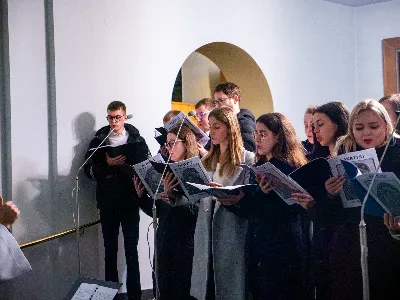 „Zaiste, godna jesteś, Matko, wszelkiej chwały, któraś między wszystkimi świętymi Najświętsze zrodziła Słowo. Od przyszłej kary wybaw nas, którzy pospołu do Ciebie wołamy: Alleluja”. Tymi słowami wychwalali Matkę Bożą zgromadzeni w rzeszowskiej katedrze w wigilię jednej z najważniejszych uroczystości w Kościele – uroczystości Niepokalanego Poczęcia Najświętszej Maryi Panny. W tym szczególnym dniu miało miejsce nabożeństwo Akatystu ku czci Bogurodzicy – jednego z najstarszych hymnów liturgicznych wychwalających Najświętszą Maryję Pannę.

Nabożeństwo zyskało szczególną rangę, gdyż wraz z wiernymi modlił się także Biskup Rzeszowski Jan Wątroba, co podkreślało doniosłość tego wydarzenia dla katedralnej wspólnoty.

Historia Akatystu sięga V wieku, a jego autorstwo przypisuje się świętemu Romanowi Pieśniarzowi. Według tradycji, święty otrzymał hymn w niezwykły sposób – miał się mu objawić we śnie Niebiański Wysłannik i wręczyć zwój z tekstem. Rankiem święty Roman wyśpiewał jego treść, a hymn ten przez wieki rozbrzmiewa ku czci Bogurodzicy. Według jednej z podań historycznych, Akatyst został po raz pierwszy wykonany 7 sierpnia 626 roku, gdy – za wstawiennictwem Maryi – miasto Konstantynopol zostało cudownie uratowane przed najazdem. Wtedy też mieszkańcy śpiewali hymn całą noc, stojąc na znak wdzięczności i czci.

Choć Akatyst wywodzi się z tradycji bizantyńskiej i jest ściśle związany z liturgią wschodnią, już w VIII wieku został przetłumaczony na łacinę, a później na wiele języków narodowych. W ten sposób trafił także do praktyki liturgicznej Kościoła Zachodniego. Współcześnie jest odmawiany i śpiewany w wielu kościołach w Polsce – zwłaszcza przy okazji uroczystości maryjnych, takich jak 8 grudnia (Niepokalane Poczęcie NMP) czy 25 marca (Zwiastowanie NMP).

Akatyst składa się z 24 zwrotek, które ułożone są według kolejnych liter alfabetu. Każda strofa wprowadza głęboką refleksję nad tajemnicą Wcielenia Słowa i rolą Maryi w planie zbawienia. Niezwykłym elementem tej modlitwy jest fakt, że każda dłuższa strofa rozpoczyna się uroczystym „Witaj”, a kończy wezwaniem „Witaj Oblubienico Dziewicza”. Ze względu na greckie znaczenie słowa akathistos („nie siedzący”), hymn wykonuje się na stojąco.

W przeddzień uroczystości Niepokalanego Poczęcia NMP wierni licznie zgromadzili się w rzeszowskiej katedrze, by wspólnie uwielbiać Tę, która została zachowana od zmazy pierworodnej. Wprowadzenia w modlitwę Akatystu dokonał ks. Julian Wybraniec, przypominając historię tego starożytnego nabożeństwa i objaśniając jego strukturę. Po uroczystej procesji wejścia, przy figurze Matki Bożej Fatimskiej, rozpoczęto modlitwę wezwaniem „O Waleczna Hetmanko”. Nabożeństwu przewodniczył ks. Karol Migut, wikariusz katedralny, a trzygłosowy śpiew poprowadziła Katedralna Schola Liturgiczna pod dyrekcją ks. Juliana Wybrańca.

Wyjątkowy klimat tej modlitwy podkreślały elementy pełne symboliki – figura Matki Bożej wielokrotnie okadzana, światła w świątyni niemal całkowicie zgaszone, a jedynym światłem stały się zapalone świece trzymane w dłoniach wiernych. Nabożeństwo zakończyło się uroczystym błogosławieństwem i rozesłaniem.

Bogactwo duchowe i teologiczne Akatystu pozwoliło uczestnikom nie tylko przygotować się do uroczystości Niepokalanego Poczęcia, ale także pogłębić refleksję nad rolą Maryi w Boskim planie zbawienia. Wyszeptane i uniesione modlitwy pomogły wiernym dostrzec, że Maryja jest Przewodniczką na drodze przygotowania do przyjścia Zbawiciela – zarówno w nadchodzącego Bożego Narodzenia, jak i w oczekiwanym powtórnym przyjściu Chrystusa na ziemię.

Niech ta modlitwa, odwieczna w swojej treści i dziś odżywająca przez wspólne uczestnictwo, pogłębi w nas wiarę, nadzieję i miłość – zwłaszcza w czasie Adwentu.

Angelika Karnasiewicz, fot. Antoni Ważny