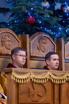 W wigilię uroczystości Bożego Narodzenia w rzeszowskiej katedrze została odprawiona tzw. Msza pasterzy, popularnie zwana „Pasterką”. Uroczystej Eucharystii na rozpoczęcie liturgicznego okresu Bożego Narodzenia przewodniczył bp Jan Wątroba, Pasterz Diecezji Rzeszowskiej. Po procesji wejścia, ks. Krzysztof Gołąbek, proboszcz parafii katedralnej, złożył figurkę Dzieciątka Jezus w symbolicznym żłóbku. Liturgia Słowa podkreślała radość z narodzenia oczekiwanego Mesjasza: „Dziś się narodził Chrystus Pan, Zbawiciel”. Homilię wygłosił bp Jan Wątroba. Na zakończenie uroczystej Eucharystii ks. Krzysztof Gołąbek złożył świąteczne życzenia wszystkim obecnym w katedrze oraz radiosłuchaczom Katolickiego Radia VIA. fot. Joanna Prasoł