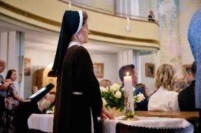 Maj to dla wielu najpiękniejszy miesiąc w roku. W liturgii Kościoła szczególnie wtedy czcimy Maryję oraz radujemy się ze Zmartwychwstania Pańskiego.
W niedzielę 12 maja w naszej Katedrze dzieci z klas III doświadczyły równie wielkiej radości po raz pierwszy w pełni uczestnicząc we Mszy Świętej. To niezwykłe spotkanie z Chrystusem w Komunii Świętej zostało poprzedzone przygotowaniem poprzez katechezy w szkole i spotkania w parafii, a także spowiedzią.
Poprzez niedzielną Eucharystie o godz. 12.00 celebrowaną przez ks. Krzysztofa Gołąbka, proboszcza naszej Katedry, 78 dzieci rozpoczęło wielką przygodę z Jezusem ukrytym w Najświętszym Sakramencie. Towarzyszyli im rodzice, którzy wraz ze swoimi dziećmi przygotowywali się do tego wydarzenia, a także najbliższa rodzina. Posługę w liturgii Mszy Świętej pełniły dzieci pierwszokomunijne oraz ich rodzice.
Wielka radość serc dzieci komunijnych promieniowała na wszystkich uczestników Mszy Świętej i przypominała zebranym na liturgii, że spotkanie z Jezusem Eucharystycznym to przywilej i wielkie szczęście. Czas tej wielkiej radości został przedłużony przez „Biały Tydzień”, w którym dzieci uczestniczyły w wieczornej Eucharystii, przyjmując Jezusa do swoich serc. 
Wszystkim dzieciom, które w tym roku przeżywały swoją Pierwszą Komunię Świętą, życzymy, aby nie gasł w nich zapał do poznawania Jezusa i Jego nauki, a radość, jaka towarzyszyła tym dniom, była nieodłączną towarzyszką ich spotkań z Jezusem w Eucharystii. A s. Julicie i ks. Julianowi dziękujemy za serce włożone w przygotowanie dzieci do tego wielkiego wydarzenia.
 
fot. Fotografia-64 Wacław Patro