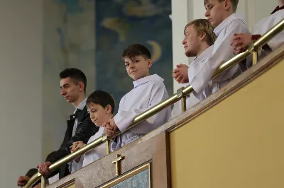 „Eucharystia powinna nas prowadzić do odkrycia kapłańskiej misji Ludu Bożego, kapłańskiej misji każdego z nas” – powiedział Biskup Rzeszowski podczas Mszy Wieczerzy Pańskiej, której przewodniczył w katedrze rzeszowskiej w Wielki Czwartek, 2 kwietnia 2026 r.

Podczas uroczystej liturgii Wielkiego Czwartku w katedrze rzeszowskiej, której przewodniczył bp Jan Wątroba, wierni zostali zaproszeni do refleksji nad tajemnicą Eucharystii, kapłaństwa oraz powołania całego Ludu Bożego do udziału w misji Chrystusa. Na zakończenie homilii biskup zachęcił do szczególnej modlitwy za kapłanów, zwłaszcza tych przeżywających trudności i kryzysy. „Panie Jezu, dobry pasterzu i towarzyszu wędrówki, dziś powierzamy Ci wszystkich kapłanów, ale zwłaszcza tych, którzy przechodzą chwilę kryzysu” – powiedział Biskup Rzeszowski. Wezwał także wspólnotę wiernych do troski o kapłanów poprzez modlitwę, życzliwość i wsparcie.

Wielkoczwartkowa liturgia w katedrze rzeszowskiej stała się nie tylko dziękczynieniem za dar Eucharystii i kapłaństwa, ale także wezwaniem do odnowienia świadomości odpowiedzialności każdego wiernego za życie Kościoła i świadectwo wiary w świecie. fot. ks. Jakub Oczkowicz