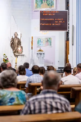 Znakomity, pełen wirtuozowskiego blasku i wielobarwny recital niemieckiego organisty Ulferta Smidta z Hannoveru zakończył w minioną niedzielę w naszej Katedrze tegoroczną edycję Podkarpackiego Festiwalu Organowego. W upalny wieczór publiczność dopisała jak zawsze niezawodnie, dając się prowadzić naszemu Gościowi przez meandry muzyki różnych stylów i epok. Gospodarzami tej muzycznej uczty byli: proboszcz katedry ks. kanonik Krzysztof Gołąbek oraz Agnieszka Radwan-Stefańska, prezes naszej Fundacji, organizatora Festiwalu. Fot. Joanna Prasoł Fundacja Promocji Kultury i Sztuki ARS PRO ARTE