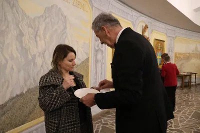 W drugi dzień oktawy Narodzenia Pańskiego o godz. 12.00 w Rzeszowskiej Katedrze została odprawiona uroczysta Eucharystia ku czci św. Szczepana, pierwszego męczennika oraz odbyło się spotkanie opłatkowe Katedralnego Chóru Chłopięco-Męskiego „Pueri Cantores Resovienses”. Eucharystii przewodniczył bp Edward Białogłowski – biskupa pomocniczy senior, a w koncelebrze uczestniczyli ks. Krzysztof Gołąbek – prepozyt kapituły katedralnej i proboszcz Katedry oraz ks. Paweł Matuszewski – notariusz rzeszowskiej Kurii. Kolędy podczas liturgii wykonał Katedralny Chór Chłopięco-Męski „Pueri Cantores Resovienses” pod dyrekcją pani Aleksandry Fiołek-Matuszewskiej. Po Eucharystii, w sali papieskiej odbyło się spotkanie opłatkowe katedralnego chóru. Życzenia błogosławieństwa Bożego od Nowonarodzonego Chrystusa złożył bp Edward Białogłowski. W tradycyjnym przełamaniu opłatkiem, oprócz koncelebrujących Mszę Świętą księży, uczestniczyli: pani Aleksandra Fiołek-Matuszewska – dyrygent chóru, pan Ryszard Bieniek – prezes chóru, ks. Julian Wybraniec, duszpasterz chóru z ramienia Biskupa Rzeszowskiego Jana Wątroby, członkowie zarządu chóru oraz rodzice chórzystów. Fot. Patrycja Pelczar Reszko