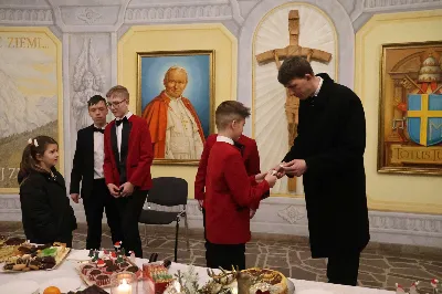 W drugi dzień oktawy Narodzenia Pańskiego o godz. 12.00 w Rzeszowskiej Katedrze została odprawiona uroczysta Eucharystia ku czci św. Szczepana, pierwszego męczennika oraz odbyło się spotkanie opłatkowe Katedralnego Chóru Chłopięco-Męskiego „Pueri Cantores Resovienses”. Eucharystii przewodniczył bp Edward Białogłowski – biskupa pomocniczy senior, a w koncelebrze uczestniczyli ks. Krzysztof Gołąbek – prepozyt kapituły katedralnej i proboszcz Katedry oraz ks. Paweł Matuszewski – notariusz rzeszowskiej Kurii. Kolędy podczas liturgii wykonał Katedralny Chór Chłopięco-Męski „Pueri Cantores Resovienses” pod dyrekcją pani Aleksandry Fiołek-Matuszewskiej. Po Eucharystii, w sali papieskiej odbyło się spotkanie opłatkowe katedralnego chóru. Życzenia błogosławieństwa Bożego od Nowonarodzonego Chrystusa złożył bp Edward Białogłowski. W tradycyjnym przełamaniu opłatkiem, oprócz koncelebrujących Mszę Świętą księży, uczestniczyli: pani Aleksandra Fiołek-Matuszewska – dyrygent chóru, pan Ryszard Bieniek – prezes chóru, ks. Julian Wybraniec, duszpasterz chóru z ramienia Biskupa Rzeszowskiego Jana Wątroby, członkowie zarządu chóru oraz rodzice chórzystów. Fot. Patrycja Pelczar Reszko