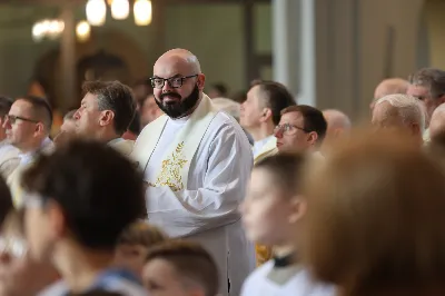 „Eucharystia powinna nas prowadzić do odkrycia kapłańskiej misji Ludu Bożego, kapłańskiej misji każdego z nas” – powiedział Biskup Rzeszowski podczas Mszy Wieczerzy Pańskiej, której przewodniczył w katedrze rzeszowskiej w Wielki Czwartek, 2 kwietnia 2026 r.

Podczas uroczystej liturgii Wielkiego Czwartku w katedrze rzeszowskiej, której przewodniczył bp Jan Wątroba, wierni zostali zaproszeni do refleksji nad tajemnicą Eucharystii, kapłaństwa oraz powołania całego Ludu Bożego do udziału w misji Chrystusa. Na zakończenie homilii biskup zachęcił do szczególnej modlitwy za kapłanów, zwłaszcza tych przeżywających trudności i kryzysy. „Panie Jezu, dobry pasterzu i towarzyszu wędrówki, dziś powierzamy Ci wszystkich kapłanów, ale zwłaszcza tych, którzy przechodzą chwilę kryzysu” – powiedział Biskup Rzeszowski. Wezwał także wspólnotę wiernych do troski o kapłanów poprzez modlitwę, życzliwość i wsparcie.

Wielkoczwartkowa liturgia w katedrze rzeszowskiej stała się nie tylko dziękczynieniem za dar Eucharystii i kapłaństwa, ale także wezwaniem do odnowienia świadomości odpowiedzialności każdego wiernego za życie Kościoła i świadectwo wiary w świecie. fot. ks. Jakub Oczkowicz