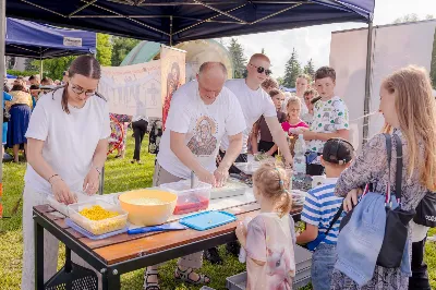 Od 3 do 9 czerwca 2024 r. w obchodzony był Tydzień Modlitw o Świętość Małżeństw i Rodzin, który przebiegał pod hasłem „Rodzinami do Maryi”. Zwieńczeniem tego tygodnia był Dzień Świętości Małżeństw i Rodzin zorganizowany przez Duszpasterstwo Rodzin Diecezji Rzeszowskiej. Z tej racji w katedrze rzeszowskiej odprawiono Mszę św., której przewodniczył bp Edward Białogłowski. W koncelebrze wzięło udział 10 kapłanów. Eucharystia zgromadziła małżeństwa i rodziny, pośród których szczególną grupę stanowiło 150 małżeństw, które w tym roku przeżywają 50. rocznicę zawarcia sakramentu małżeństwa. Po zakończeniu liturgii 150 małżeństw, które przeżywają w tym roku 50. rocznicę zawarcia sakramentu małżeństwa otrzymało okolicznościowe pismo podpisane przez bp. Jana Wątrobę. Kolejnym punktem obchodów Dnia Świętości Małżeństw i Rodzin był Piknik Rodzinny zorganizowany w Parku Papieskim. fot. Tadeusz Poźniak