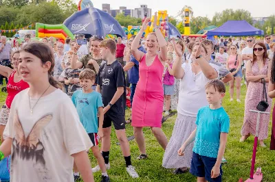 Od 3 do 9 czerwca 2024 r. w obchodzony był Tydzień Modlitw o Świętość Małżeństw i Rodzin, który przebiegał pod hasłem „Rodzinami do Maryi”. Zwieńczeniem tego tygodnia był Dzień Świętości Małżeństw i Rodzin zorganizowany przez Duszpasterstwo Rodzin Diecezji Rzeszowskiej. Z tej racji w katedrze rzeszowskiej odprawiono Mszę św., której przewodniczył bp Edward Białogłowski. W koncelebrze wzięło udział 10 kapłanów. Eucharystia zgromadziła małżeństwa i rodziny, pośród których szczególną grupę stanowiło 150 małżeństw, które w tym roku przeżywają 50. rocznicę zawarcia sakramentu małżeństwa. Po zakończeniu liturgii 150 małżeństw, które przeżywają w tym roku 50. rocznicę zawarcia sakramentu małżeństwa otrzymało okolicznościowe pismo podpisane przez bp. Jana Wątrobę. Kolejnym punktem obchodów Dnia Świętości Małżeństw i Rodzin był Piknik Rodzinny zorganizowany w Parku Papieskim. fot. Tadeusz Poźniak