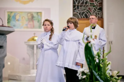 Maj to dla wielu najpiękniejszy miesiąc w roku. W liturgii Kościoła szczególnie wtedy czcimy Maryję oraz radujemy się ze Zmartwychwstania Pańskiego.
W niedzielę 12 maja w naszej Katedrze dzieci z klas III doświadczyły równie wielkiej radości po raz pierwszy w pełni uczestnicząc we Mszy Świętej. To niezwykłe spotkanie z Chrystusem w Komunii Świętej zostało poprzedzone przygotowaniem poprzez katechezy w szkole i spotkania w parafii, a także spowiedzią.
Poprzez niedzielną Eucharystie o godz. 12.00 celebrowaną przez ks. Krzysztofa Gołąbka, proboszcza naszej Katedry, 78 dzieci rozpoczęło wielką przygodę z Jezusem ukrytym w Najświętszym Sakramencie. Towarzyszyli im rodzice, którzy wraz ze swoimi dziećmi przygotowywali się do tego wydarzenia, a także najbliższa rodzina. Posługę w liturgii Mszy Świętej pełniły dzieci pierwszokomunijne oraz ich rodzice.
Wielka radość serc dzieci komunijnych promieniowała na wszystkich uczestników Mszy Świętej i przypominała zebranym na liturgii, że spotkanie z Jezusem Eucharystycznym to przywilej i wielkie szczęście. Czas tej wielkiej radości został przedłużony przez „Biały Tydzień”, w którym dzieci uczestniczyły w wieczornej Eucharystii, przyjmując Jezusa do swoich serc. 
Wszystkim dzieciom, które w tym roku przeżywały swoją Pierwszą Komunię Świętą, życzymy, aby nie gasł w nich zapał do poznawania Jezusa i Jego nauki, a radość, jaka towarzyszyła tym dniom, była nieodłączną towarzyszką ich spotkań z Jezusem w Eucharystii. A s. Julicie i ks. Julianowi dziękujemy za serce włożone w przygotowanie dzieci do tego wielkiego wydarzenia.
 
fot. Fotografia-64 Wacław Patro