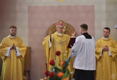 18 maja 2025 r., w katedrze rzeszowskiej celebrowano Eucharystię z okazji 25. rocznicy przyjęcia sakry biskupiej przez bp. Jana Wątrobę. Mszy św. przewodniczył Biskup Rzeszowski, zaś w koncelebrze wzięli udział: abp Józef Michalik, abp Adam Szal, bp Edward Białogłowski, bp Kazimierz Górny, bp Stanisław Jamrozek, bp Marian Rojek, bp Jan Śrutwa oraz kilkudziesięciu kapłanów. W Eucharystii uczestniczyły liczne delegacje osób życia konsekrowanego, przedstawiciele instytucji, fundacji i stowarzyszeń kościelnych. W katedrze rzeszowskiej obecni byli również parlamentarzyści sejmu i senatu, władze wojewódzkie, samorządowe, władze Rzeszowa, rektorzy wyższych uczelni, dyrektorzy instutucji regionalnych, kuratorium oświaty, a także szpitali. Homilię wygłosił bp Edward Białogłowski, biskup pomocniczy senior, który podkreślił, że świętowanie srebrnego jubileuszu Biskupa Rzeszowskiego wpisuje się w przeżywanie Roku Świętego, ale także kolejną rocznicę urodzin św. Jana Pawła II, rocznicę bitwy pod Monte Cassino, inaugurację pontyfikatu Ojca Świętego Leona XIV oraz rocznicę beatyfikacji Józef Sebastiana Pelczara. Na zakończenie liturgii Karolina i Dariusz Kosakowie z dziećmi, jako przedstawiciele diecezjan, przekazali życzenia Jubilatowi. W uroczystej liturgii wzięło udział kilkuset muzyków, chórzystów i członków orkiestr, którzy brali udział w projekcie „Podkarpacie śladami św. Jana Pawła II”. Przedsięwzięcie zostało zorganizowane przez Polski Związek Chórów i Orkiestr – Oddział w Rzeszowie. fot. ks. Jakub Oczkowicz
