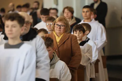 „Eucharystia powinna nas prowadzić do odkrycia kapłańskiej misji Ludu Bożego, kapłańskiej misji każdego z nas” – powiedział Biskup Rzeszowski podczas Mszy Wieczerzy Pańskiej, której przewodniczył w katedrze rzeszowskiej w Wielki Czwartek, 2 kwietnia 2026 r.

Podczas uroczystej liturgii Wielkiego Czwartku w katedrze rzeszowskiej, której przewodniczył bp Jan Wątroba, wierni zostali zaproszeni do refleksji nad tajemnicą Eucharystii, kapłaństwa oraz powołania całego Ludu Bożego do udziału w misji Chrystusa. Na zakończenie homilii biskup zachęcił do szczególnej modlitwy za kapłanów, zwłaszcza tych przeżywających trudności i kryzysy. „Panie Jezu, dobry pasterzu i towarzyszu wędrówki, dziś powierzamy Ci wszystkich kapłanów, ale zwłaszcza tych, którzy przechodzą chwilę kryzysu” – powiedział Biskup Rzeszowski. Wezwał także wspólnotę wiernych do troski o kapłanów poprzez modlitwę, życzliwość i wsparcie.

Wielkoczwartkowa liturgia w katedrze rzeszowskiej stała się nie tylko dziękczynieniem za dar Eucharystii i kapłaństwa, ale także wezwaniem do odnowienia świadomości odpowiedzialności każdego wiernego za życie Kościoła i świadectwo wiary w świecie. fot. ks. Jakub Oczkowicz
