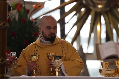 „Eucharystia powinna nas prowadzić do odkrycia kapłańskiej misji Ludu Bożego, kapłańskiej misji każdego z nas” – powiedział Biskup Rzeszowski podczas Mszy Wieczerzy Pańskiej, której przewodniczył w katedrze rzeszowskiej w Wielki Czwartek, 2 kwietnia 2026 r.

Podczas uroczystej liturgii Wielkiego Czwartku w katedrze rzeszowskiej, której przewodniczył bp Jan Wątroba, wierni zostali zaproszeni do refleksji nad tajemnicą Eucharystii, kapłaństwa oraz powołania całego Ludu Bożego do udziału w misji Chrystusa. Na zakończenie homilii biskup zachęcił do szczególnej modlitwy za kapłanów, zwłaszcza tych przeżywających trudności i kryzysy. „Panie Jezu, dobry pasterzu i towarzyszu wędrówki, dziś powierzamy Ci wszystkich kapłanów, ale zwłaszcza tych, którzy przechodzą chwilę kryzysu” – powiedział Biskup Rzeszowski. Wezwał także wspólnotę wiernych do troski o kapłanów poprzez modlitwę, życzliwość i wsparcie.

Wielkoczwartkowa liturgia w katedrze rzeszowskiej stała się nie tylko dziękczynieniem za dar Eucharystii i kapłaństwa, ale także wezwaniem do odnowienia świadomości odpowiedzialności każdego wiernego za życie Kościoła i świadectwo wiary w świecie. fot. ks. Jakub Oczkowicz