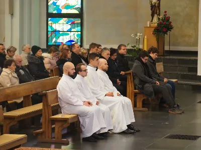 W I Niedzielę Adwentu, podczas uroczystej Mszy Świętej o godzinie 12:00 w rzeszowskiej katedrze, bp Jan Wątroba włączył czterech kleryków z roku V do grona kandydatów bezpośrednio przygotowujących się do sakramentu święceń. Wybrani zostali: Marek, Krzysztof, Przemysław i Kacper.
Gratulujemy i pamiętamy w modlitwie o przyszłych kapłanach! 
fot. WSD Rzeszów