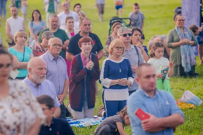 Od 3 do 9 czerwca 2024 r. w obchodzony był Tydzień Modlitw o Świętość Małżeństw i Rodzin, który przebiegał pod hasłem „Rodzinami do Maryi”. Zwieńczeniem tego tygodnia był Dzień Świętości Małżeństw i Rodzin zorganizowany przez Duszpasterstwo Rodzin Diecezji Rzeszowskiej. Z tej racji w katedrze rzeszowskiej odprawiono Mszę św., której przewodniczył bp Edward Białogłowski. W koncelebrze wzięło udział 10 kapłanów. Eucharystia zgromadziła małżeństwa i rodziny, pośród których szczególną grupę stanowiło 150 małżeństw, które w tym roku przeżywają 50. rocznicę zawarcia sakramentu małżeństwa. Po zakończeniu liturgii 150 małżeństw, które przeżywają w tym roku 50. rocznicę zawarcia sakramentu małżeństwa otrzymało okolicznościowe pismo podpisane przez bp. Jana Wątrobę. Kolejnym punktem obchodów Dnia Świętości Małżeństw i Rodzin był Piknik Rodzinny zorganizowany w Parku Papieskim. fot. Tadeusz Poźniak