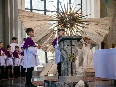 W V Niedzielę Wielkiego Postu, podczas Mszy Świętej o godz. 12:00, ks. Krzysztof Gołąbek – proboszcz naszej Katedry, przyjął do grona Liturgicznej Służby Ołtarza siedmiu nowych ministrantów.  Po odpowiednim przygotowaniu, pod czujnym okiem ks. Pawła Wójcika oraz animatorów Adama i Miłosza, chłopcy otrzymali stopień ministranta choralisty – po raz pierwszy założyli kołnierzyki i otrzymali legitymacje ministranckie. To wyjątkowy moment i ogromna radość dla naszej wspólnoty! Podczas Mszy Świętej zaśpiewała Dziewczęca Schola Katedralna. Serdecznie gratulujemy chłopcom odwagi oraz życzymy wytrwałości w tej pięknej służbie przy Ołtarzu Pana Jezusa. Jeśli chcesz dołączyć do grona ministrantów – serdecznie zapraszamy! Zainteresowanych prosimy o kontakt z ks. Pawłem Wójcikiem.
fot. Antoni Ważny