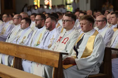 „Eucharystia powinna nas prowadzić do odkrycia kapłańskiej misji Ludu Bożego, kapłańskiej misji każdego z nas” – powiedział Biskup Rzeszowski podczas Mszy Wieczerzy Pańskiej, której przewodniczył w katedrze rzeszowskiej w Wielki Czwartek, 2 kwietnia 2026 r.

Podczas uroczystej liturgii Wielkiego Czwartku w katedrze rzeszowskiej, której przewodniczył bp Jan Wątroba, wierni zostali zaproszeni do refleksji nad tajemnicą Eucharystii, kapłaństwa oraz powołania całego Ludu Bożego do udziału w misji Chrystusa. Na zakończenie homilii biskup zachęcił do szczególnej modlitwy za kapłanów, zwłaszcza tych przeżywających trudności i kryzysy. „Panie Jezu, dobry pasterzu i towarzyszu wędrówki, dziś powierzamy Ci wszystkich kapłanów, ale zwłaszcza tych, którzy przechodzą chwilę kryzysu” – powiedział Biskup Rzeszowski. Wezwał także wspólnotę wiernych do troski o kapłanów poprzez modlitwę, życzliwość i wsparcie.

Wielkoczwartkowa liturgia w katedrze rzeszowskiej stała się nie tylko dziękczynieniem za dar Eucharystii i kapłaństwa, ale także wezwaniem do odnowienia świadomości odpowiedzialności każdego wiernego za życie Kościoła i świadectwo wiary w świecie. fot. ks. Jakub Oczkowicz