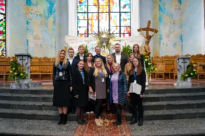 Ubogacenie duchowe, wyjątkowe opracowania pieśni, nowa wiedza o muzyce w liturgii i otwarta, domowa atmosfera – tak pierwszy weekend października wspominają uczestnicy Warsztatów Muzyki Liturgicznej „Na dobry początek” zorganizowanych przy Katedrze Rzeszowskiej.

Warsztaty odbywające się od 4 do 6 października zorganizowała Katedralna Schola Liturgiczna na czele z koordynatorem ks. Julianem Wybrańcem – wikariuszem parafii katedralnej w Rzeszowie. Było to pierwsze tego typu wydarzenie w historii rzeszowskiej parafii Najświętszego Serca Pana Jezusa. W warsztatach wzięło udział ponad 50 osób z całej Polski, w różnym wieku i z różnym doświadczeniem muzycznym; zarówno wieloletni chórzyści i muzycy, prowadzący schole, członkowie wspólnot i grup parafialnych, jak i śpiewający zwyczajnie zainteresowani muzyką liturgiczną.

Prowadzącym warsztaty był Wiktor Lorens – kompozytor, dyrygent i aranżer, absolwent Akademii Muzycznej w Krakowie, prowadzący zespół wokalny adFontem przy jasielskim sanktuarium św. Antoniego, współpracujący z chórami i zespołami wokalno-instrumentalnymi w Polsce. Za opiekę duchową oraz współprowadzenie prób w sekcjach głosowych odpowiedzialny był o. Sylwester Kurzyna OFMConv, franciszkanin obecnie posługujący w Jaśle.

Wydarzenie rozpoczęło się w piątkowe popołudnie rejestracją uczestników, rozśpiewaniem oraz rozczytaniem pierwszych utworów w głosach i łączeniem ich w chórze. Najintensywniejsza praca miała miejsce w sobotę, kiedy chórzyści pod opieką Wiktora szlifowali warsztat wokalny i emisję głosu, opierając się na przygotowanych pieśniach, oraz ćwiczyli utwory na niedzielną Mszę Świętą. W repertuarze znalazły się głównie pieśni w ciekawych opracowaniach Wiktora Lorensa, jak „Źródło życia”, „Różańcowa Pani nieba ziemi”, „Maria Regina mundi” czy „Pozdrowienie błogosławionej Dziewicy Maryi”.

Nie zabrakło troski o stronę duchową. Uczestnicy mieli okazję wysłuchać konferencji o. Sylwestra, skorzystać z sakramentu pokuty oraz wziąć udział we wspólnych modlitwach. A ponieważ obok ducha ważne jest też ciało, w przerwach przy wspólnej herbacie i kawie można było nieco odpocząć, nawiązać nowe znajomości i bliżej się poznać.

Punktem kulminacyjnym warsztatów była niedzielna Msza Święta o godz. 12:00, podczas której uczestnicy podzielili się owocami przeżytego czasu poprzez śpiew w czasie liturgii oraz krótki koncert po jej zakończeniu.

Jedną z przewodnich myśli organizatorów warsztatów była sentencja, iż w każdym działaniu najważniejszy jest początek. Warsztaty Muzyki Liturgicznej przy Katedrze Rzeszowskiej z pewnością były ubogacającym czasem, który wyrył w uczestnikach nie tylko wyjątkowe wspomnienia, ale również motywację do działania, dołączenia do wspólnoty czy wzbogacenia repertuaru o nowo poznane pieśni w działających przy parafiach uczestników scholach i chórach. Niech Bóg będzie uwielbiony za ten październikowy weekend przepełniony muzyką i modlitwą.

Angelika Karnasiewicz

fot. Łukasz Lewandowski