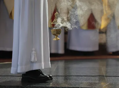 „Eucharystia powinna nas prowadzić do odkrycia kapłańskiej misji Ludu Bożego, kapłańskiej misji każdego z nas” – powiedział Biskup Rzeszowski podczas Mszy Wieczerzy Pańskiej, której przewodniczył w katedrze rzeszowskiej w Wielki Czwartek, 2 kwietnia 2026 r.

Podczas uroczystej liturgii Wielkiego Czwartku w katedrze rzeszowskiej, której przewodniczył bp Jan Wątroba, wierni zostali zaproszeni do refleksji nad tajemnicą Eucharystii, kapłaństwa oraz powołania całego Ludu Bożego do udziału w misji Chrystusa. Na zakończenie homilii biskup zachęcił do szczególnej modlitwy za kapłanów, zwłaszcza tych przeżywających trudności i kryzysy. „Panie Jezu, dobry pasterzu i towarzyszu wędrówki, dziś powierzamy Ci wszystkich kapłanów, ale zwłaszcza tych, którzy przechodzą chwilę kryzysu” – powiedział Biskup Rzeszowski. Wezwał także wspólnotę wiernych do troski o kapłanów poprzez modlitwę, życzliwość i wsparcie.

Wielkoczwartkowa liturgia w katedrze rzeszowskiej stała się nie tylko dziękczynieniem za dar Eucharystii i kapłaństwa, ale także wezwaniem do odnowienia świadomości odpowiedzialności każdego wiernego za życie Kościoła i świadectwo wiary w świecie. fot. ks. Jakub Oczkowicz