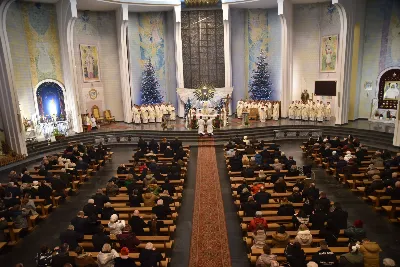 Uroczystej liturgii w uroczystość Objawienia Pańskiego w katedrze rzeszowskiej przewodniczył bp Jan Wątroba. W koncelebrze wziął udział bp Kazimierz Górny oraz kilkudziesięciu kapłanów. Szczególną intencją Eucharystii była modlitwa za bp. Kazimierza Górnego, obchodzącego 40. rocznicę sakry biskupiej oraz za bp. Edwarda Białogłowskiego, który święcenia biskupie przyjął 37 lat temu.
Na początku liturgii przedstawiciele parafii przekazali życzenia Biskupom Seniorom. Po odczytaniu Ewangelii, zgodnie z dawnym zwyczajem, wygłoszono Anuncjacę, czyli ogłoszenie dat Świąt Paschalnych i innych świąt ruchomych w bieżącym roku liturgicznym. Obrzęd ten ma na celu przypomnienie, że całe życie chrześcijanina i liturgia Kościoła, zmierzają ku najważniejszej tajemnicy, Paschy Chrystusa. Podczas liturgii, zgodnie ze świątecznym zwyczajem, pobłogosławiono kredę i kadzidło.
Na zakończenie Mszy św. bp Kazimierz Górny podziękował uczestnikom liturgii za wspólną modlitwę i przekazane życzenia. fot. ks. Jakub Oczkowicz