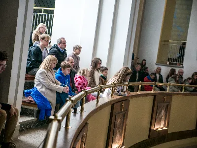 W V Niedzielę Wielkiego Postu, podczas Mszy Świętej o godz. 12:00, ks. Krzysztof Gołąbek – proboszcz naszej Katedry, przyjął do grona Liturgicznej Służby Ołtarza siedmiu nowych ministrantów.  Po odpowiednim przygotowaniu, pod czujnym okiem ks. Pawła Wójcika oraz animatorów Adama i Miłosza, chłopcy otrzymali stopień ministranta choralisty – po raz pierwszy założyli kołnierzyki i otrzymali legitymacje ministranckie. To wyjątkowy moment i ogromna radość dla naszej wspólnoty! Podczas Mszy Świętej zaśpiewała Dziewczęca Schola Katedralna. Serdecznie gratulujemy chłopcom odwagi oraz życzymy wytrwałości w tej pięknej służbie przy Ołtarzu Pana Jezusa. Jeśli chcesz dołączyć do grona ministrantów – serdecznie zapraszamy! Zainteresowanych prosimy o kontakt z ks. Pawłem Wójcikiem.
fot. Antoni Ważny