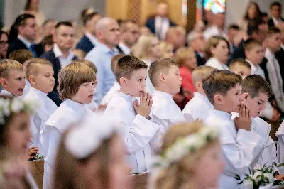 Maj to dla wielu najpiękniejszy miesiąc w roku. W liturgii Kościoła szczególnie wtedy czcimy Maryję oraz radujemy się ze Zmartwychwstania Pańskiego.
W niedzielę 12 maja w naszej Katedrze dzieci z klas III doświadczyły równie wielkiej radości po raz pierwszy w pełni uczestnicząc we Mszy Świętej. To niezwykłe spotkanie z Chrystusem w Komunii Świętej zostało poprzedzone przygotowaniem poprzez katechezy w szkole i spotkania w parafii, a także spowiedzią.
Poprzez niedzielną Eucharystie o godz. 12.00 celebrowaną przez ks. Krzysztofa Gołąbka, proboszcza naszej Katedry, 78 dzieci rozpoczęło wielką przygodę z Jezusem ukrytym w Najświętszym Sakramencie. Towarzyszyli im rodzice, którzy wraz ze swoimi dziećmi przygotowywali się do tego wydarzenia, a także najbliższa rodzina. Posługę w liturgii Mszy Świętej pełniły dzieci pierwszokomunijne oraz ich rodzice.
Wielka radość serc dzieci komunijnych promieniowała na wszystkich uczestników Mszy Świętej i przypominała zebranym na liturgii, że spotkanie z Jezusem Eucharystycznym to przywilej i wielkie szczęście. Czas tej wielkiej radości został przedłużony przez „Biały Tydzień”, w którym dzieci uczestniczyły w wieczornej Eucharystii, przyjmując Jezusa do swoich serc. 
Wszystkim dzieciom, które w tym roku przeżywały swoją Pierwszą Komunię Świętą, życzymy, aby nie gasł w nich zapał do poznawania Jezusa i Jego nauki, a radość, jaka towarzyszyła tym dniom, była nieodłączną towarzyszką ich spotkań z Jezusem w Eucharystii. A s. Julicie i ks. Julianowi dziękujemy za serce włożone w przygotowanie dzieci do tego wielkiego wydarzenia.
 
fot. Fotografia-64 Wacław Patro