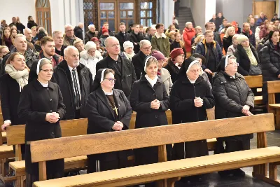 Uroczystej liturgii w uroczystość Objawienia Pańskiego w katedrze rzeszowskiej przewodniczył bp Jan Wątroba. W koncelebrze wziął udział bp Kazimierz Górny oraz kilkudziesięciu kapłanów. Szczególną intencją Eucharystii była modlitwa za bp. Kazimierza Górnego, obchodzącego 40. rocznicę sakry biskupiej oraz za bp. Edwarda Białogłowskiego, który święcenia biskupie przyjął 37 lat temu.
Na początku liturgii przedstawiciele parafii przekazali życzenia Biskupom Seniorom. Po odczytaniu Ewangelii, zgodnie z dawnym zwyczajem, wygłoszono Anuncjacę, czyli ogłoszenie dat Świąt Paschalnych i innych świąt ruchomych w bieżącym roku liturgicznym. Obrzęd ten ma na celu przypomnienie, że całe życie chrześcijanina i liturgia Kościoła, zmierzają ku najważniejszej tajemnicy, Paschy Chrystusa. Podczas liturgii, zgodnie ze świątecznym zwyczajem, pobłogosławiono kredę i kadzidło.
Na zakończenie Mszy św. bp Kazimierz Górny podziękował uczestnikom liturgii za wspólną modlitwę i przekazane życzenia. fot. ks. Jakub Oczkowicz