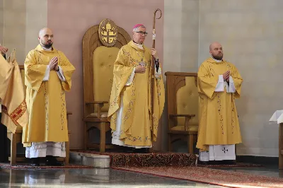 „Eucharystia powinna nas prowadzić do odkrycia kapłańskiej misji Ludu Bożego, kapłańskiej misji każdego z nas” – powiedział Biskup Rzeszowski podczas Mszy Wieczerzy Pańskiej, której przewodniczył w katedrze rzeszowskiej w Wielki Czwartek, 2 kwietnia 2026 r.

Podczas uroczystej liturgii Wielkiego Czwartku w katedrze rzeszowskiej, której przewodniczył bp Jan Wątroba, wierni zostali zaproszeni do refleksji nad tajemnicą Eucharystii, kapłaństwa oraz powołania całego Ludu Bożego do udziału w misji Chrystusa. Na zakończenie homilii biskup zachęcił do szczególnej modlitwy za kapłanów, zwłaszcza tych przeżywających trudności i kryzysy. „Panie Jezu, dobry pasterzu i towarzyszu wędrówki, dziś powierzamy Ci wszystkich kapłanów, ale zwłaszcza tych, którzy przechodzą chwilę kryzysu” – powiedział Biskup Rzeszowski. Wezwał także wspólnotę wiernych do troski o kapłanów poprzez modlitwę, życzliwość i wsparcie.

Wielkoczwartkowa liturgia w katedrze rzeszowskiej stała się nie tylko dziękczynieniem za dar Eucharystii i kapłaństwa, ale także wezwaniem do odnowienia świadomości odpowiedzialności każdego wiernego za życie Kościoła i świadectwo wiary w świecie. fot. ks. Jakub Oczkowicz