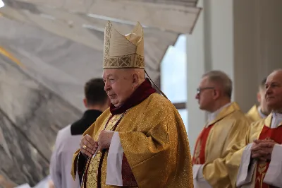 „Eucharystia powinna nas prowadzić do odkrycia kapłańskiej misji Ludu Bożego, kapłańskiej misji każdego z nas” – powiedział Biskup Rzeszowski podczas Mszy Wieczerzy Pańskiej, której przewodniczył w katedrze rzeszowskiej w Wielki Czwartek, 2 kwietnia 2026 r.

Podczas uroczystej liturgii Wielkiego Czwartku w katedrze rzeszowskiej, której przewodniczył bp Jan Wątroba, wierni zostali zaproszeni do refleksji nad tajemnicą Eucharystii, kapłaństwa oraz powołania całego Ludu Bożego do udziału w misji Chrystusa. Na zakończenie homilii biskup zachęcił do szczególnej modlitwy za kapłanów, zwłaszcza tych przeżywających trudności i kryzysy. „Panie Jezu, dobry pasterzu i towarzyszu wędrówki, dziś powierzamy Ci wszystkich kapłanów, ale zwłaszcza tych, którzy przechodzą chwilę kryzysu” – powiedział Biskup Rzeszowski. Wezwał także wspólnotę wiernych do troski o kapłanów poprzez modlitwę, życzliwość i wsparcie.

Wielkoczwartkowa liturgia w katedrze rzeszowskiej stała się nie tylko dziękczynieniem za dar Eucharystii i kapłaństwa, ale także wezwaniem do odnowienia świadomości odpowiedzialności każdego wiernego za życie Kościoła i świadectwo wiary w świecie. fot. ks. Jakub Oczkowicz