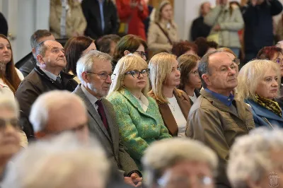 18 maja 2025 r., w katedrze rzeszowskiej celebrowano Eucharystię z okazji 25. rocznicy przyjęcia sakry biskupiej przez bp. Jana Wątrobę. Mszy św. przewodniczył Biskup Rzeszowski, zaś w koncelebrze wzięli udział: abp Józef Michalik, abp Adam Szal, bp Edward Białogłowski, bp Kazimierz Górny, bp Stanisław Jamrozek, bp Marian Rojek, bp Jan Śrutwa oraz kilkudziesięciu kapłanów. W Eucharystii uczestniczyły liczne delegacje osób życia konsekrowanego, przedstawiciele instytucji, fundacji i stowarzyszeń kościelnych. W katedrze rzeszowskiej obecni byli również parlamentarzyści sejmu i senatu, władze wojewódzkie, samorządowe, władze Rzeszowa, rektorzy wyższych uczelni, dyrektorzy instutucji regionalnych, kuratorium oświaty, a także szpitali. Homilię wygłosił bp Edward Białogłowski, biskup pomocniczy senior, który podkreślił, że świętowanie srebrnego jubileuszu Biskupa Rzeszowskiego wpisuje się w przeżywanie Roku Świętego, ale także kolejną rocznicę urodzin św. Jana Pawła II, rocznicę bitwy pod Monte Cassino, inaugurację pontyfikatu Ojca Świętego Leona XIV oraz rocznicę beatyfikacji Józef Sebastiana Pelczara. Na zakończenie liturgii Karolina i Dariusz Kosakowie z dziećmi, jako przedstawiciele diecezjan, przekazali życzenia Jubilatowi. W uroczystej liturgii wzięło udział kilkuset muzyków, chórzystów i członków orkiestr, którzy brali udział w projekcie „Podkarpacie śladami św. Jana Pawła II”. Przedsięwzięcie zostało zorganizowane przez Polski Związek Chórów i Orkiestr – Oddział w Rzeszowie. fot. ks. Jakub Oczkowicz