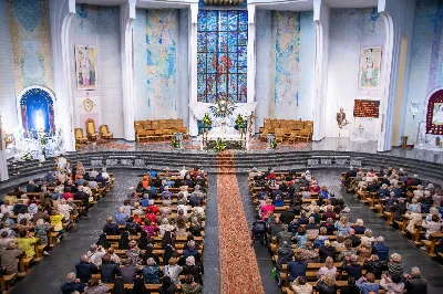 Tegoroczne czerwcowe Nabożeństwo Fatimskie rozpoczęło się o godz. 18:30 odśpiewaniem Litanii do Najświętszego Serca Pana Jezusa oraz przedstawieniem próśb i podziękowań do Matki Bożej Fatimskiej. O godz. 19:00 miała miejsce uroczysta Msza Święta, której przewodniczył i homilię wygłosił ks. Tadeusz Pindara - proboszcz parafii Matki Bożej Częstochowskiej z Rzeszowa (Drabinianka). Ze względu na niekorzystne warunki atmosferyczne zrezygnowano z procesji z figurą Matki Bożej i relikwiami dzieci fatimskich, która tradycyjnie odbywa się na placu przed katedrą. Wierni składali swoje intencje przy figurze Matki Bożej Fatimskiej w modlitwie różańcowej, którą poprowadzili przedstawiciele parafii pw. Miłosierdzia Bożego w Rzeszowie wraz z ks. Tomaszem Baciem – proboszczem tejże parafii. W posługę muzyczną podczas Eucharystii włączył się chór „Alba Cantans” pod dyrekcją Kornelii Ignas z parafii pw. Bożego Miłosierdzia w Rzeszowie oraz orkiestra dęta prowadzona przez Tadeusza Cielaka. Wieczór poświęcony Matce Bożej Fatimskiej zakończyło wspólne odśpiewanie Apelu Jasnogórskiego, po którym jeszcze przez godzinę trwała adoracja Najświętszego Sakramentu. Uroczystość w katedrze licznie zgromadziła wiernych czcicieli Matki Bożej Fatimskiej. Kolejne Nabożeństwa Fatimskie odbędą się w każdy 13. dzień miesiąca do października i będą transmitowane przez Katolickie Radio VIA. fot. Joanna Prasoł