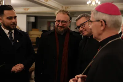 W liturgiczne wspomnienie św. Jana Apostoła (27 grudnia) w katedrze rzeszowskiej celebrowano Eucharystię, której przewodniczył bp Jan Wątroba. Mszę św. koncelebrował abp Edward Nowak, bp Edward Białogłowski, a także ok. 60 kapłanów, którzy wraz z przedstawicielami wspólnot, stowarzyszeń i instytucji modlili się w intencji Biskupa Rzeszowskiego z okazji jego imienin.
Homilię wygłosił ks. Janusz Kosior, proboszcz parafii pw. św. Jadwigi Królowej w Rzeszowie.
Na zakończenie Mszy św. bp Jan Wątroba podziękował za modlitwę i życzenia. 
fot. ks. Jakub Oczkowicz
