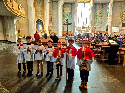 Od środy do piątku (18-20 marca 2026 r.) w Katedrze Rzeszowskiej odbyły się rekolekcje wielkopostne dla dzieci i młodzieży ze Szkoła Podstawowa nr 23 im. Jana Pawła II w Rzeszowie.
Spotkania prowadził ks. Mateusz Mądro - wikariusz z parafii pw. Matki Bożej Różańcowej w Rzeszowie, który dzielił się z uczniami Ewangelią i wartościami duchowego życia.
Składamy serdeczne Bóg zapłać dyrekcji, nauczycielom, opiekunom, uczniom oraz wszystkim, którzy przyczynili się do organizacji tych dni – szczególnie ks. Mateuszowi za jego obecność, świadectwo i serce otwarte na młodych.