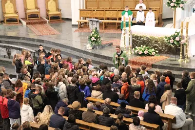 W niedzielę, 16 listopada, w Katedrze pw. Najświętszego Serca Pana Jezusa w Rzeszowie odbyła się uroczysta Msza Święta z okazji jubileuszu 40-lecia Katedralnego Chóru Chłopięco-Męskiego „Pueri Cantores Resovienses”. Eucharystii przewodniczył ks. Krzysztof Gołąbek, proboszcz Katedry.

Pod batutą Aleksandry Fiołek-Matuszewskiej oraz chórzysty Marcelego Kyca chór wykonał kilka utworów ze swojego repertuaru, wypełniając Katedrę pięknem muzyki sakralnej.

Wyjątkowym momentem było przyjęcie dziesięciu chłopców do grona chórzystów. W asyście prezesa chóru, Ryszarda Bieńka, młodzi śpiewacy złożyli uroczyste przyrzeczenie godnego reprezentowania chóru, Katedry Rzeszowskiej i miasta.

Radość przeżywały także dzieci przygotowujące się do I Komunii Świętej, które podczas Mszy Świętej otrzymały swoje pierwsze modlitewniki. W homilii ks. Julian Wybraniec, duszpasterz chóru z ramienia bpa Jana Wątroby, przypomniał o znaczeniu modlitewnika w życiu każdego chrześcijanina.

Przed nami kolejna uroczystość! Już 24 listopada o godz. 18.00 w Instytucie Teologiczno-Pastoralnym w Rzeszowie odbędzie się wyjątkowy koncert jubileuszowy. 

fot. Patrycja Pelczar Reszko